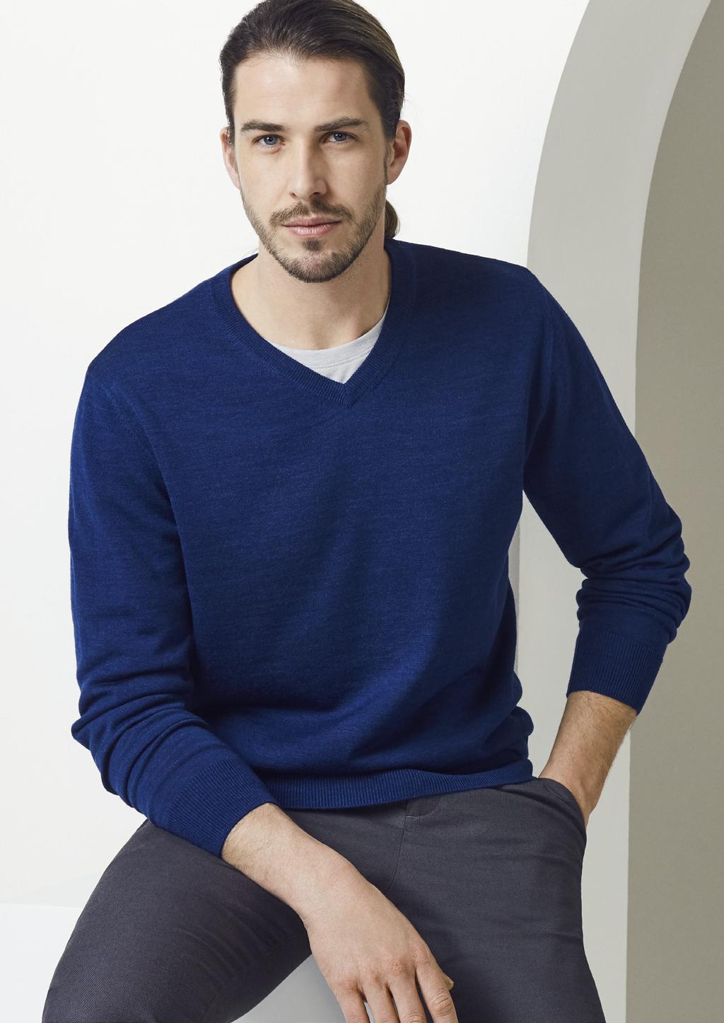 CASUAL CITY_ How we wear it Layer our AERO T-shirt under our ROMA knitwear for a clean,