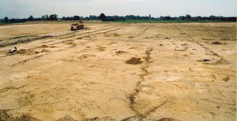 BRONZE AGE AND MIDDLE IRON AGE OCCUPATION AND ROMAN FIELDS AT LIDSEY LANDFILL, WOODGATE, WEST SUSSEX Introduction This report documents the results of an archaeological excavation carried out by