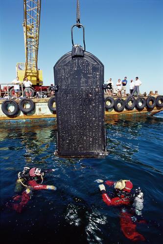 The divers carefully lift the enormous stele out of