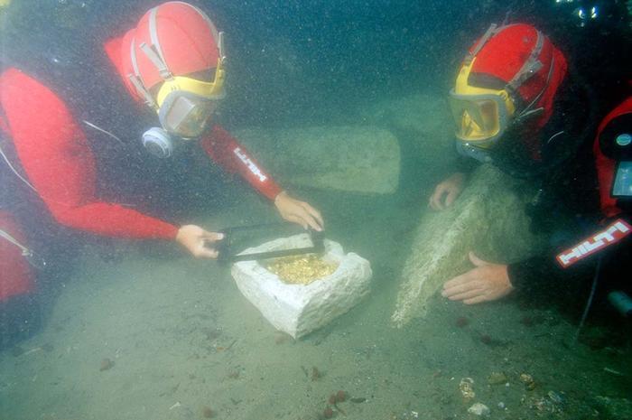 Here the divers carefully inspect a stone full of gold