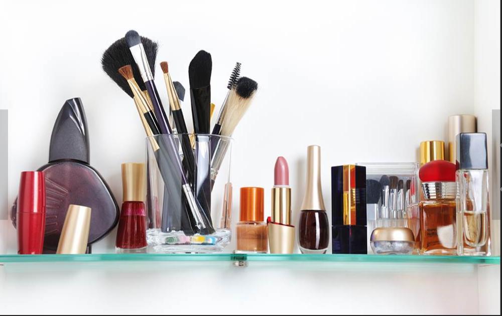 What happens to cosmetics when they re past their prime? As makeup ages, it loses hydration or separates (giving it that oil-and-vinegar salad dressing look).