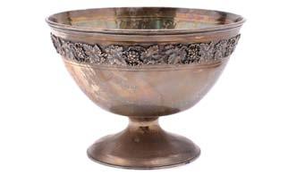 16 18 18A 14. A George V silver pedestal rose bowl of plain cylindrical form, with rope twist borders, 15cm. diameter, maker Thomas Bradbury & Sons, Sheffield, 1925, 15.91ozs. 200-250 15.