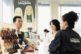 ACTIVITY AND DEVELOPMENTS IN 2002 L Oréal Professionnel L ORÉAL PROFESSIONNEL, a premium brand featuring leading-edge technologies, is a source of inspiration for top