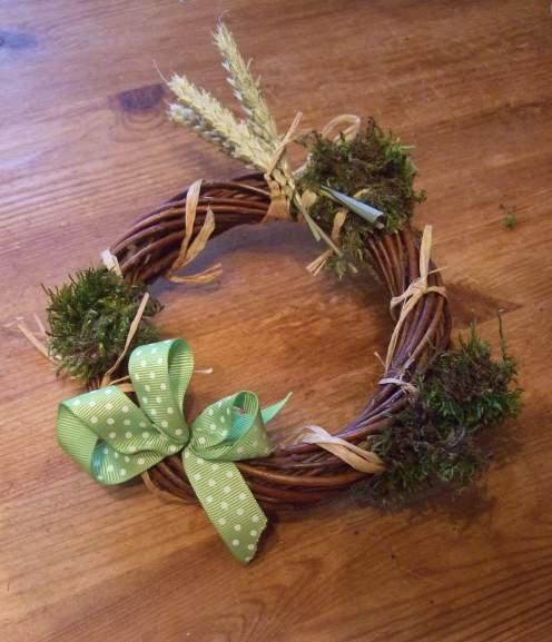 Bird s Nest rings Follow exactly the same process as for the scented hay ring Use ribbon or raffia to wrap around the hay ring