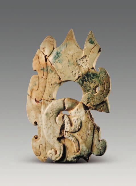 Fig. 25 Jade she-shaped pendant (M3:27) (left: converse; right: reverse) upward, and its left arm hangs downward. The detailed portions of the figurine are carved with fine lines. The figurine is 3.