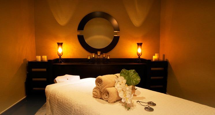 50 LOMI LOMI MASSAGE Duration 40 minutes: a massage from Hawaii revitalizes the body with alternating movements of the therapist.