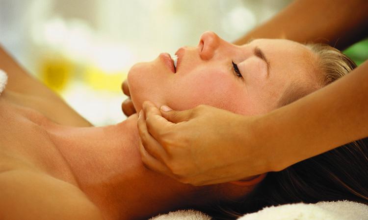 40 NECK AND BACK MASSAGE 30 minutes: relaxing massage, neck and back. Relaxes and helps to eliminate stress and muscle tension.