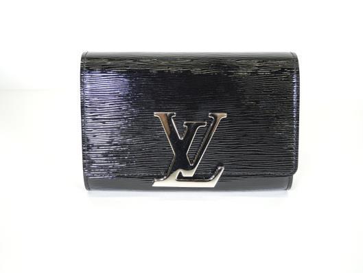 LOUIS VUITTON 2014 Black Electric Epi Louise PM Crossbody Clutch Retailed for $1900, sold in one day for $1200. 01/12/19 Bold simplicity shines in this Electric Epi Louise PM bag by Louis Vuitton.