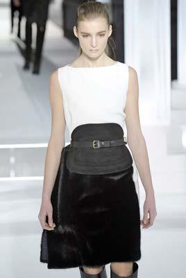 Allude kept things clean with a simple A-line skirt, putting the