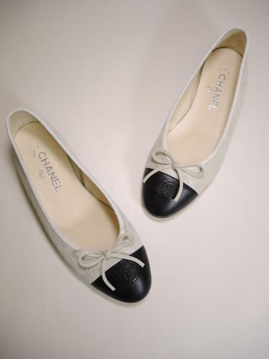 CHANEL Silvery Cream and Black Ballet Flats Size 8 Retailed for $750, sold in one day for $349. 04/0718 Another classic ballet flat today is this one with a hint of sparkle.