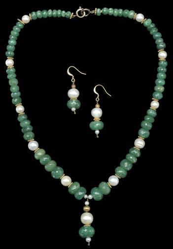 168 AN EMERALD BEAD NECKACE WITH EARRINGS ENSUITE, composed of graduated facetted emerald beads, spaced at intervals with freshwater cultured pearls with yellow metal beaded spacers either side,