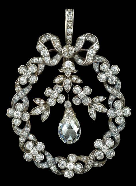 218 A LATE 19TH CENTURY GARLAND STYLE DIAMOND PENDANT, the pendant of foliate and floral wreath design, set with graduated old