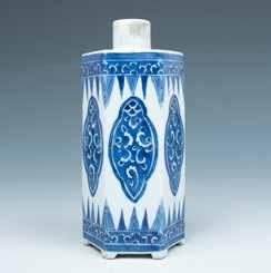 D:10cm Estimate CA$1,000 - CA$1,500 065 清青花六角瓶 BLUE AND WHITE PORCELAIN VASE, QING A blue and white porcelain vase of hexagonal