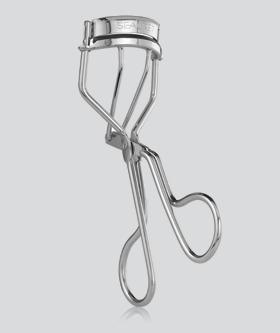 PRO STYLING EYELASH CURLER MAKE UP A professional eyelash curler for lasting curl and a dramatic look. 1. Use before applying mascara. 2. Tilt face upward while looking down.