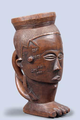 FIG. 5: Helmet mask, bwoom. Kuba, Democratic Republic of the Congo. Wood, pigment. H: 44 cm. FIG. 6: Cup in the form of a head. Kuba, Democratic Republic of the Congo. Wood. H: 23 cm. FIG. 7: Double cup with legs.