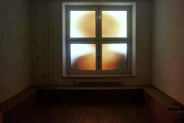 Left and middle: Visitors room with the slowly changing projection on the window glass Left: At the left corner (unseen) leads a door to the performance-room Right: Tomma Galonska during her