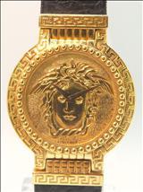 Estimate: $450 to $650 Lot: 002 6AMYW72 HERMES, A LADY'S GOLD PLAQUE KELLY PADLOCK WATCH 爱马仕女装镀金 KELLY 挂锁石英表 ( 附盒子和证书 ) Trademark padlock case. Maroon dial with applied gold dot markers and hands.