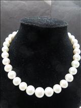 Lot: 040 6JFAJ3 A SINGLE STRAND PURE WHITE SOUTH SEA PEARL NECKLACE 一串含 33 颗圆形纯白色南洋珍珠颈链 The necklace consisting thirty three round shaped graduated pure White South Sea Pearls