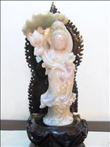 天然寿山石长寿松树老寿者五子福雕, 附木架 Estimate: $800 to $1,000 Lot: 194 A Natural 'A' Type Jadeite carving of Guan
