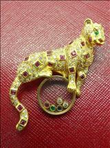 Lot: 035 6JFKJ40 A 18K YELLOW GOLD PANTHER PENDANT/BROOCH WITH DIAMOND AND RUBY 18K 黄金豹型红宝石钻石坠子 / 胸针双用 Designed as long tail panther with body fully set with diamond and calibre rubies, further