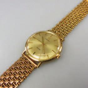 $320/400 326 Universal Geneve Wristwatch 17 jewel movement; in a 14k yellow gold