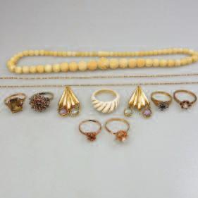 $150/250 98 Small Quantity Of Gold Jewellery including a gold half