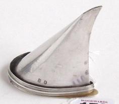 12¾ ins long, 154 grams 350-400 George III Irish silver soup ladle with shell bowl