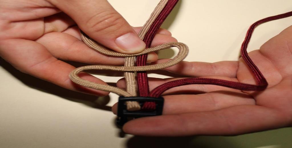 Survival Bracelet Instructions Braiding of the Bracelet 1.