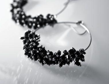 0493 black glass cluster hoops arracímese cristal pendientes Wear these unique glass bead hoops and watch them transform your everyday