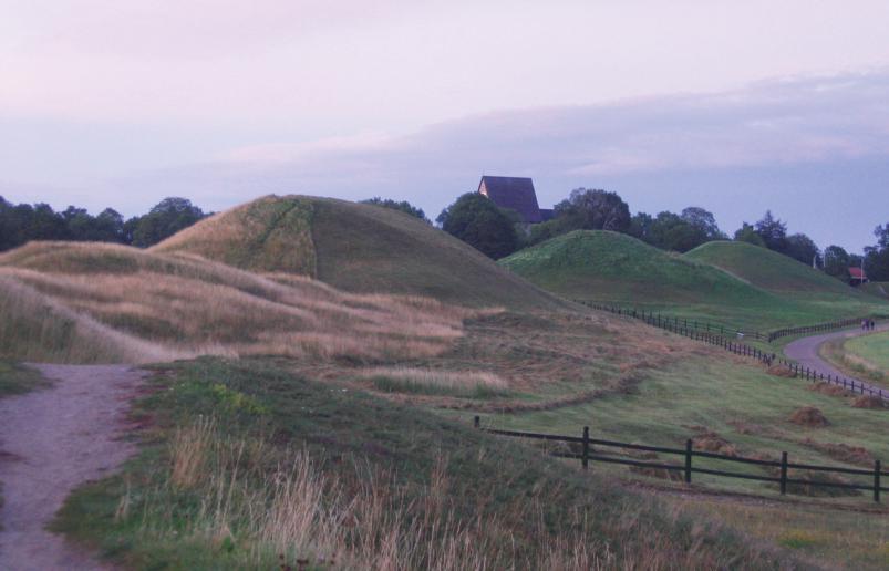 2. Powerful space 19 Fig. 2.3. The monumental mounds in Gamla Uppsala and the church today.