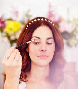 6. Apply a bright light-colored eyeshadow to highlight the inner corner of the eyes.
