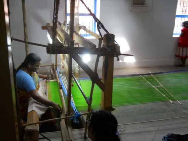 Hand Weaving, Dhilipmohan, 2011, WikiCommons. Make your own: There are many different ways and methods of weaving, but here is an easy way to get started and understand the techniques.