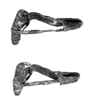 Fig. 3. Two bronze fibulae of the Haraldsted type. Length ca 4.4 cm. Photo Bengt Almgren. Fig. 4. Two bronze fibulae of the type with returned foot. Length ca. 4 cm. Photo Bengt Almgren. a simple head (Beckmann 1966).
