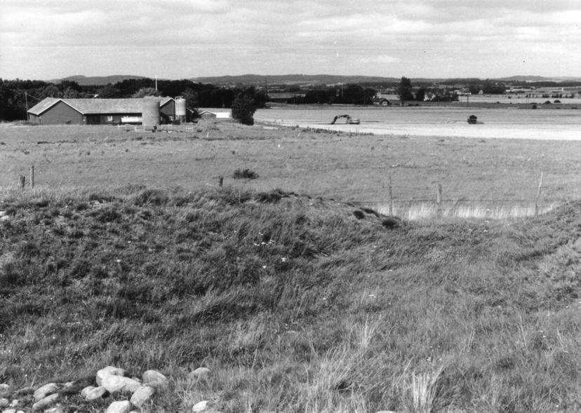 Fig. 4. A central place? A picture taken from Stomma Kulle when the excavations had just begun. The picture shows the open view of the surrounding countryside from the marked ridge.