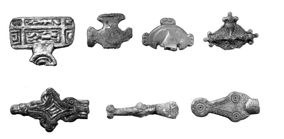 Fig. 3. Fragmented brooches U10862, U4468, U2267, U2243, U3950, U299, U934. 1:1 Photo B. Almgren, LUHM. worth mentioning as Roman bronze coins are rare in this area.