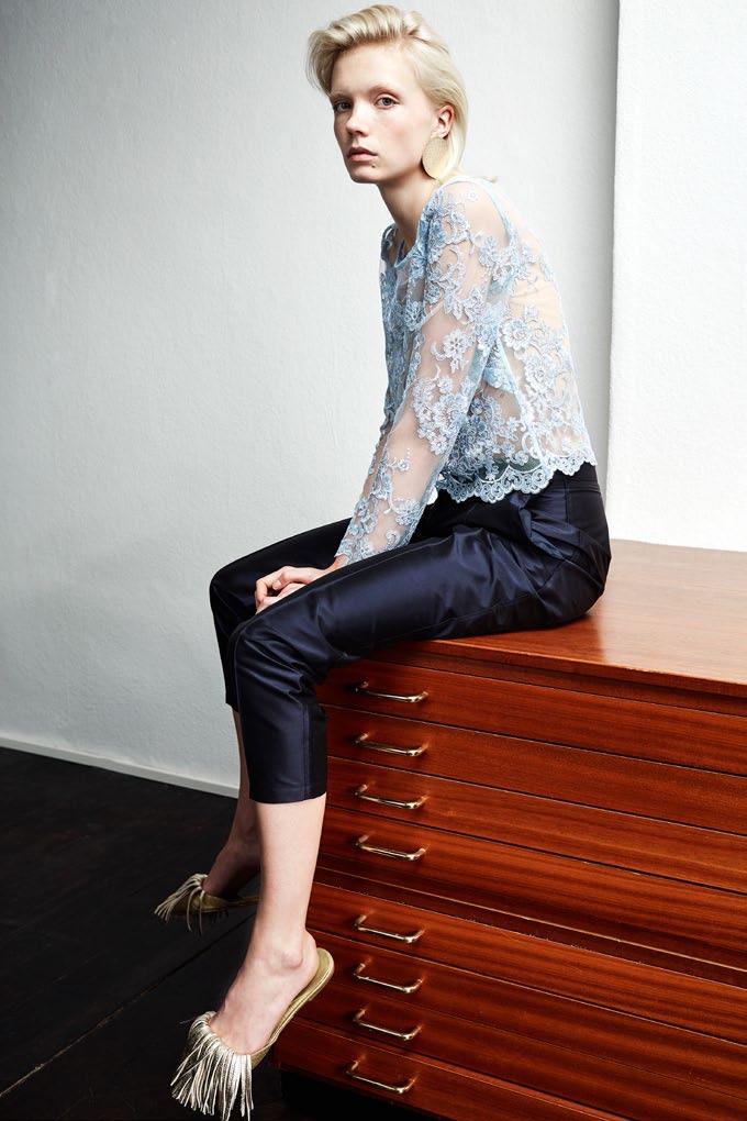 EDITA BLOUSE & ALAIN TROUSERS TRANSPARENT LACE SHIRT IN A CROPPED BOXY SHAPE WITH BACK HOOK