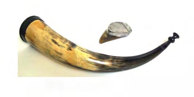4¼" long and 1¼" maximum width. Snuff horn 16½" from lid to tip, and made from a complete longhorn by Peter Durie, Aberdeen, Scotland c1788-1818 (OP1477) his 'DURIE' touchmark inside the hinged lid.