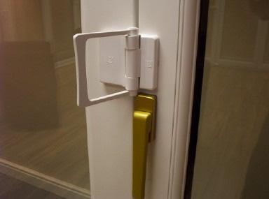 PULL HANDLE positioned at each flat