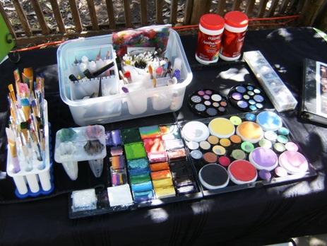 Tools of the Professional Face Painter A Pretty, Professional Looking Set-Up When people walk up to your area, they must immediately see you are a pro. That means many things.