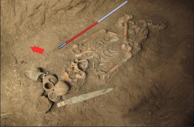 N12 In this grave, 19 objects have also been found together with the skeleton; this assemblage of objects includes: 6 ceramic pots, 4 bronze pots, 1 bronze spear, 1 bone object, 2 bronze earrings, 2