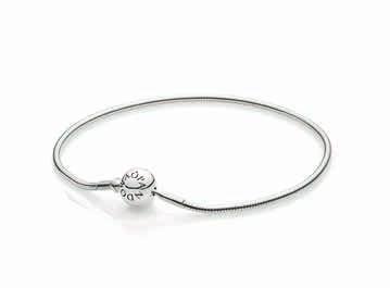 BANGLE 15-16- 19- As a guideline a full bracelet holds on average 15-20 charms, spacers or safety chains depending on the size of the
