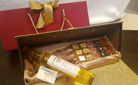 Gift Box 2 30 sweets paired with Iniskillin Gold Vidal Icewine 188 + 33 Scotts Road,