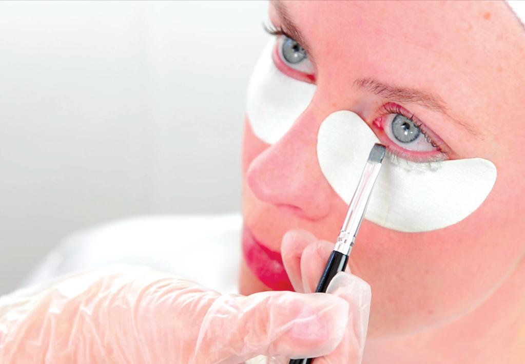 Then place a Paper Eye Protection Pad under the lower lid, which will prevent the tint from staining the skin. The cream will prevent the pad from moving. 4.