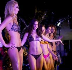 Fashion Show down the middle of Atlantic Avenue in front of The Colony Hotel. Schedule of Events: Saturday, LIVE IT UP January 17th * 7 9 p.m. Economic Development Fashion Week Opening Ceremony Event Delray Beach Swim Fashion show Worthing Park Corner of E.