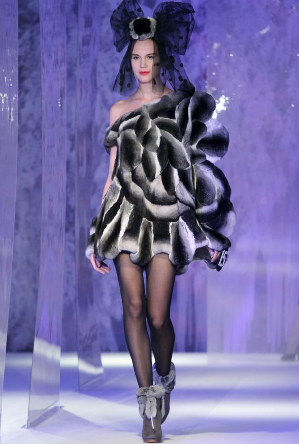 Full Fur Category Full Fur Category 2 nd Runner-Up: A asymmetric sleeves coat in