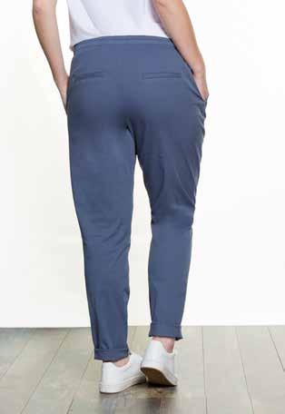Become a trendsetter with the classic chino RENA as an