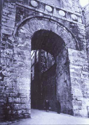 Significant precursor to the Roman use of the round arch. Here the arch extends into the tunnel creating a barrel vault. Masterful use of the arch and masonry work.