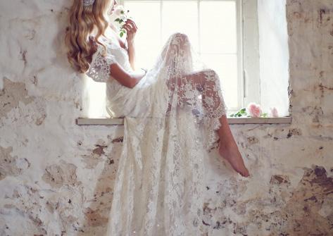 E L O I S E M a d e i n M e l b o u r n e Sequins and ivory lace softly entwine to create a truly romantic bridal dress that shimmers with