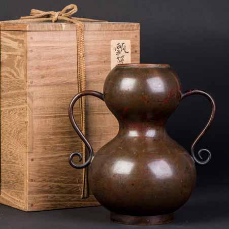 1007 清铜点金双兽耳尊 A CHINESE BRONZE ZUN VASE In this bronze zun vase, a deep almost-black patina is covered with irregular splashes of gold.