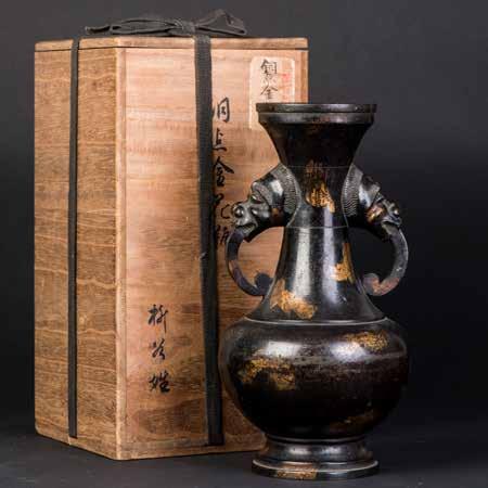 With five characters on the base, and a Japanese wood box. Height 11 Width 5 1008 十九世纪铜如意葫芦瓶 A CHINESE BRONZE VASE OF GOURD FORM A nineteenth century-style Chinese bronze vase.